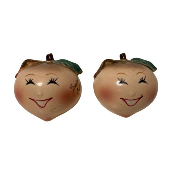 Vintage Anthropomorphic Ceramic Peach Salt & Pepper Shakers Japan Fresno Calif K - Picture 1 of 5